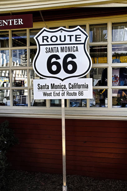 znak oznaczający zachodni koniec historycznej trasy nr 66 - santa monica beach santa monica freeway santa monica california zdjęcia i obrazy z banku zdjęć