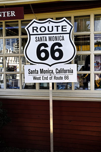 znak oznaczający zachodni koniec historycznej trasy nr 66 - santa monica beach santa monica freeway santa monica california zdjęcia i obrazy z banku zdjęć