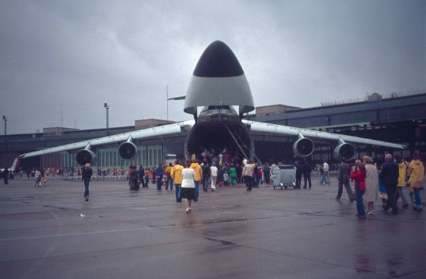에어쇼의 방문자는 록히드 c-5 은하를 등반 - military airplane c 5 military airplane 뉴스 사진 이미지