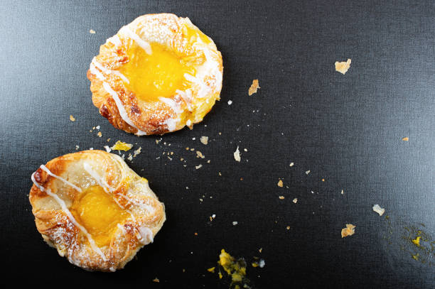 danish custard pastry background - pastry danish pastry bread pastry crust imagens e fotografias de stock
