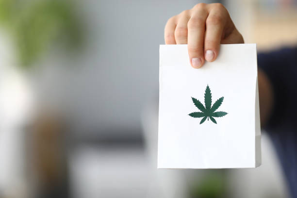 paquet de passage de main de courrier avec la marijuana - passing photos et images de collection