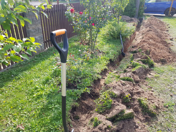 pala sporge a terra su un terreno personale - trincea foto e immagini stock