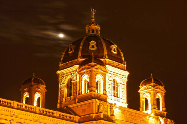 Vienna Art History Museum and the moon (Austria) Vienna Art History Museum and the moon (Austria). Shooting Location: Vienna 月 stock pictures, royalty-free photos & images