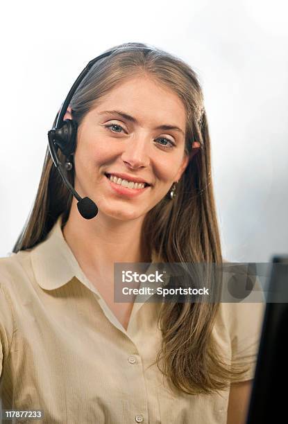 Schöne Geschäftsfrau Lächelnd Stockfoto und mehr Bilder von Callcenter - Callcenter, Porträt, Telefonist