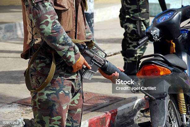 Soldado Tailandês Na Patrulha Em Pattanithailandkgm Tailândia - Fotografias de stock e mais imagens de Pattani