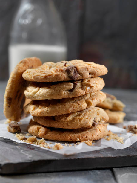 chocolate de leche, galletas de nuez de macadamia y leche - chocolate chip fotos fotografías e imágenes de stock