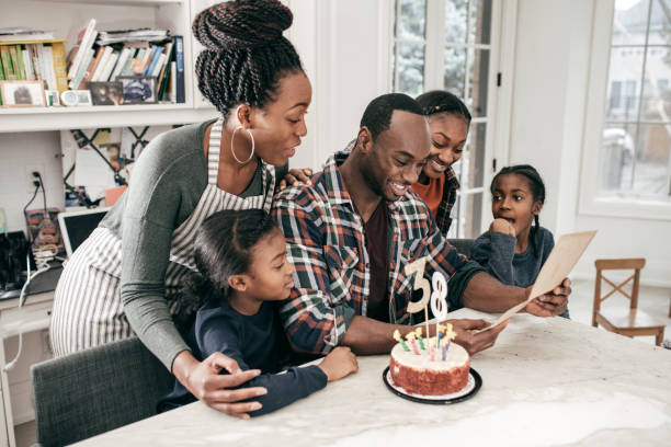 celebrando el cumpleaños con la familia - cake birthday domestic kitchen child fotografías e imágenes de stock