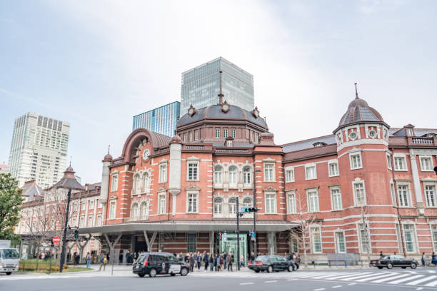 tokyo, japon - 25 mars 2019: tokyo station à tokyo, japon. ouvert en 1914, un grand un chemin de fer et quartier commercial de ginza - tokyo station railroad station chiyoda ward building exterior photos et images de collection