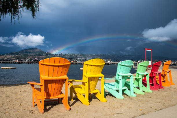 tęcza nad tęczą krzeseł - rainbow harbor zdjęcia i obrazy z banku zdjęć