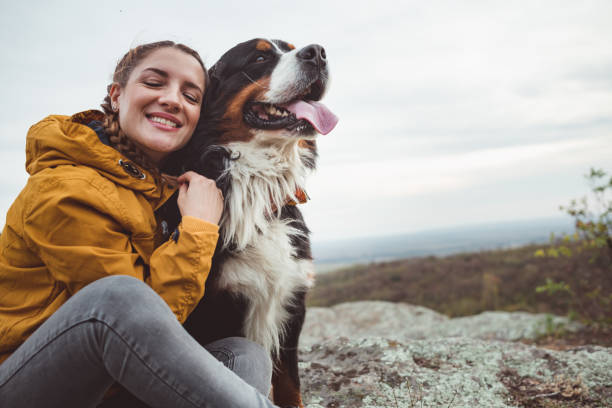 mujer joven con perro - people dog winter cute fotografías e imágenes de stock