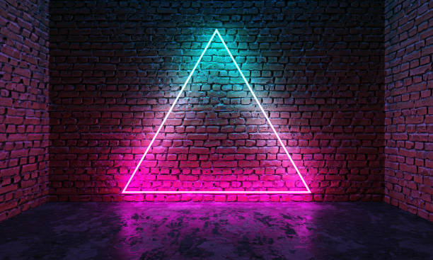 dreieckgeformter glühender neonrahmen an ziegelwand im dunklen raum - pyramid shaped stock-fotos und bilder