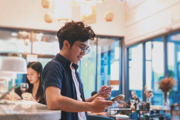 istock ordering and paying at coffe shop with contactless  payment 1178781904