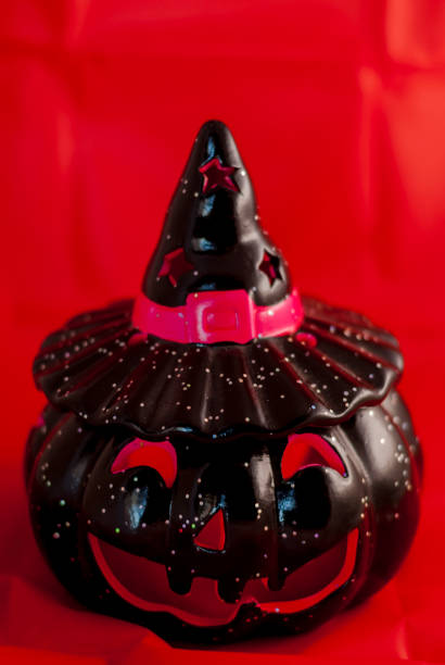 Portacandele a forma di zucca di Halloween, nera e viola - foto stock