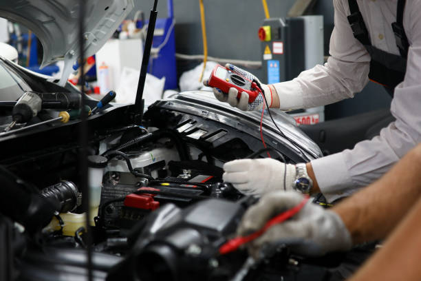 dos especialistas de servicio para la reparación de cableado - tuner fotografías e imágenes de stock