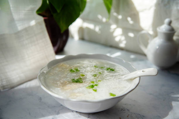 домашний здоровый завтрак: куриное мясо congee - cooked still life close up rice стоковые фото и изображения