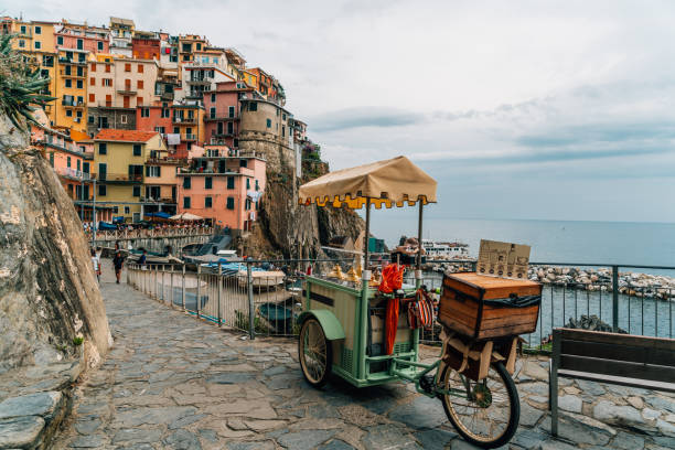 street food stall in street of manarola, cinque terre, liguria, italy - manarola imagens e fotografias de stock