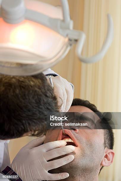 歯科医内部の男性の歯 - 25-29歳のストックフォトや画像を多数ご用意 - 25-29歳, 2人, 30代