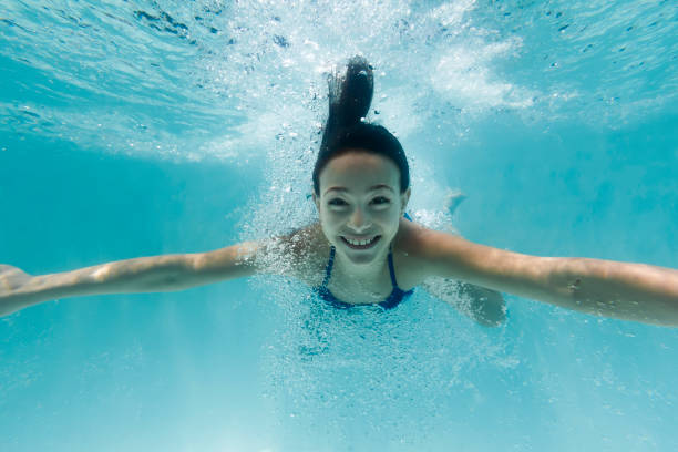 mergulho de sorriso da rapariga subaquático - bubble swimming pool water underwater - fotografias e filmes do acervo