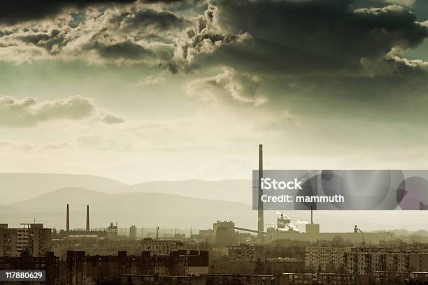 暗い雲の中 - カラー画像のストックフォトや画像を多数ご用意 - カラー画像, シルエット, セピア調