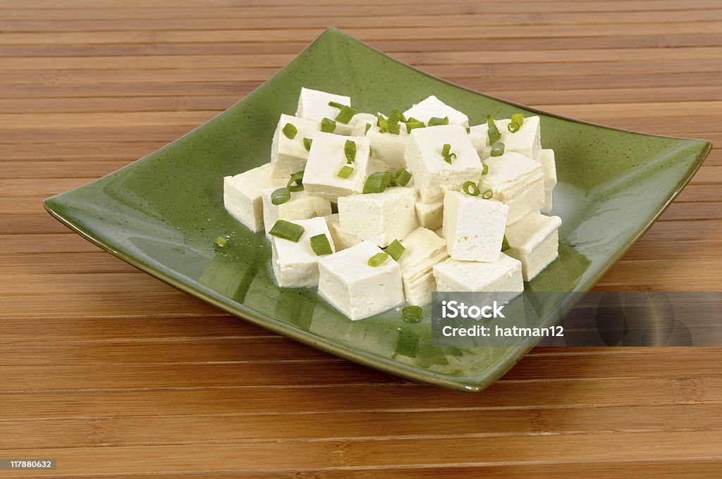 Tofu in caduta con cipolline - Foto stock royalty-free di Alimentazione sana