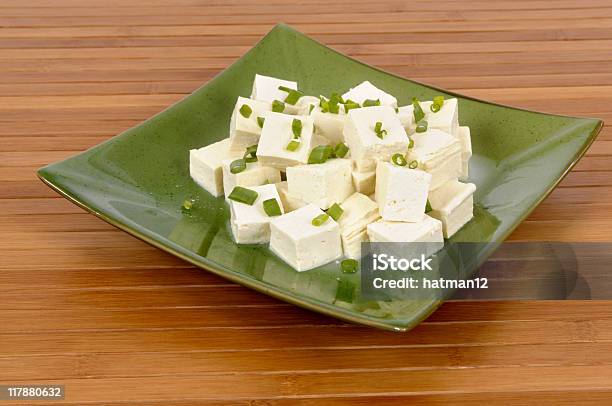 Tofu In Caduta Con Cipolline - Fotografie stock e altre immagini di Alimentazione sana - Alimentazione sana, Asia, Bambù - Materiale