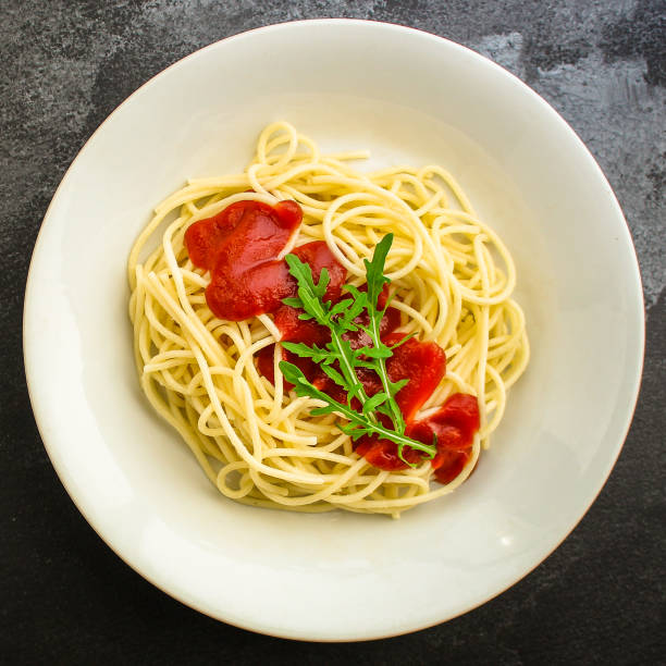 spaghetti di pasta al sugo di pomodoro (delizioso piatto gourmet, classica combinazione di gusto, cucina italiana) concetto di menu. sfondo alimentare. spazio di copia. top viev - silverware food and drink industry food service occupation dinner foto e immagini stock