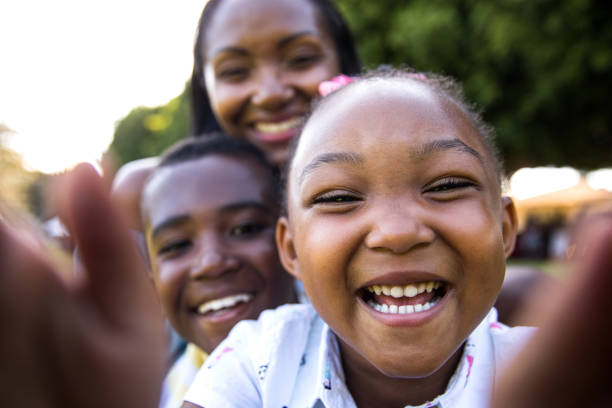 selfie di famiglia al parco - famiglia con due figli foto e immagini stock