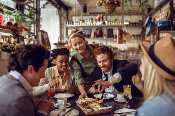 restaurant eating - restaurant dinner dining people imagens e fotografias de stock