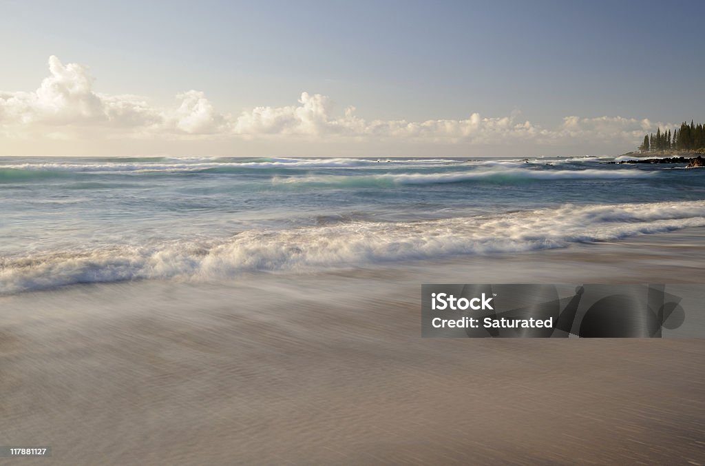 Fluindo ondas na praia Tropical Beach - Foto de stock de Praia royalty-free