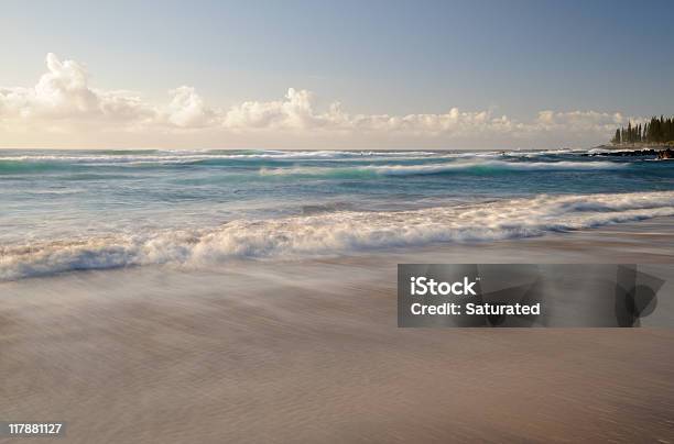 Foto de Fluindo Ondas Na Praia Tropical Beach e mais fotos de stock de Praia - Praia, Maui, Azul Turquesa