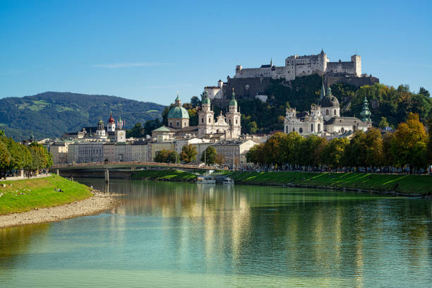 オーストリアのザルツブルクの歴史的な町 - salzburg austria travel destinations famous place ストックフォトと画像