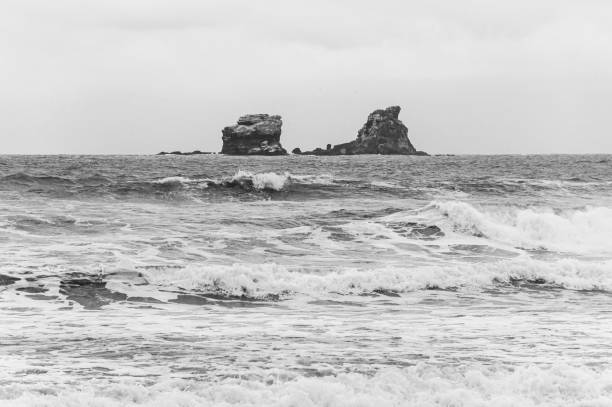 deux îlots rocheux dans l'océan pacifique - wave reef rock summer photos et images de collection