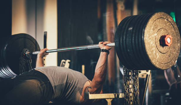 ジムでの男性重量挙げ - weight bench ストックフォトと画像