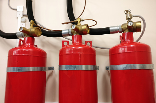 Sistema automático de extinción de incendios de gas. Seguridad de los locales desde la conflagración. Cilindros rojos de gas comprimido para evitar incendios. photo