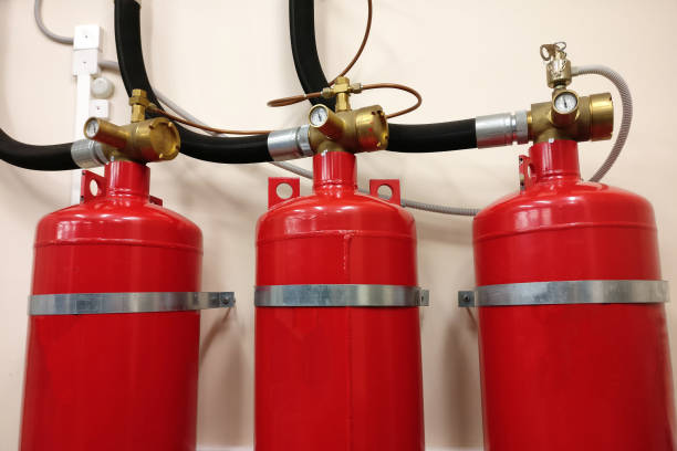 sistema automatico di estinzione incendi a gas. sicurezza dei locali dalla conflagrazione. bombole di gas compresso rosso per prevenire il fuoco. - dominio foto e immagini stock