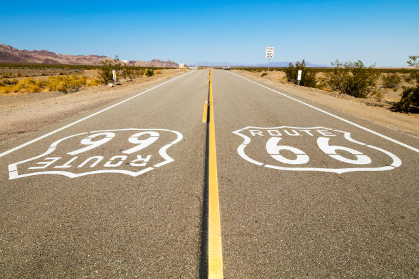 route 66 sign, californie, etats-unis - road trip sign journey route 66 photos et images de collection