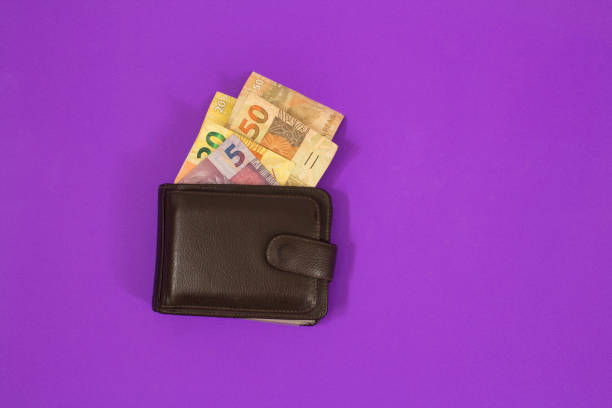 carteira cheia de dinheiro brasileiro - real people - fotografias e filmes do acervo