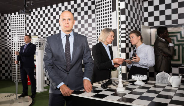 homme d'affaires confiant dans la salle de quête - chess board room business strategy photos et images de collection