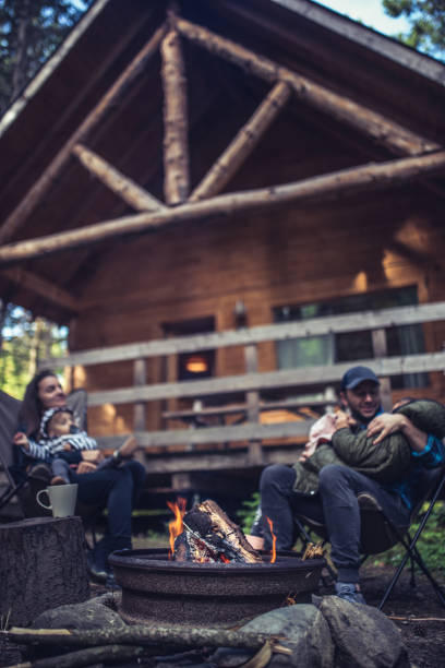 bonding moments by the camp fire - cottage autumn wood woods imagens e fotografias de stock