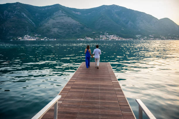 신혼 부부는 개인, 낭만적 인 날짜를 가지고있다 - tourist resort luxury desire love 뉴스 사진 이미지