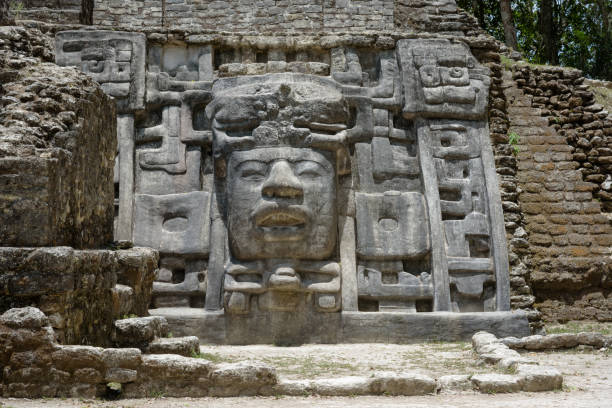 tempio e piramide delle maschere, riserva archeologica di lamanai, orange walk, belize, america centrale. - mayan temple old ruin ancient foto e immagini stock