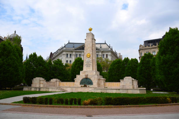 paisajes urbanos de budapest - liberation monument budapest hungary monument fotografías e imágenes de stock