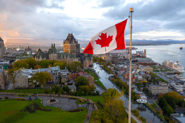 vôo canadense da bandeira sobre a cidade velha de quebeque - canadian flag north america usa flag - fotografias e filmes do acervo