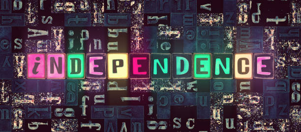 słowo niepodległość jako neon świecące unikalne symbole składu, świecące litery niezależności - typescript letterpress wood typing zdjęcia i obrazy z banku zdjęć