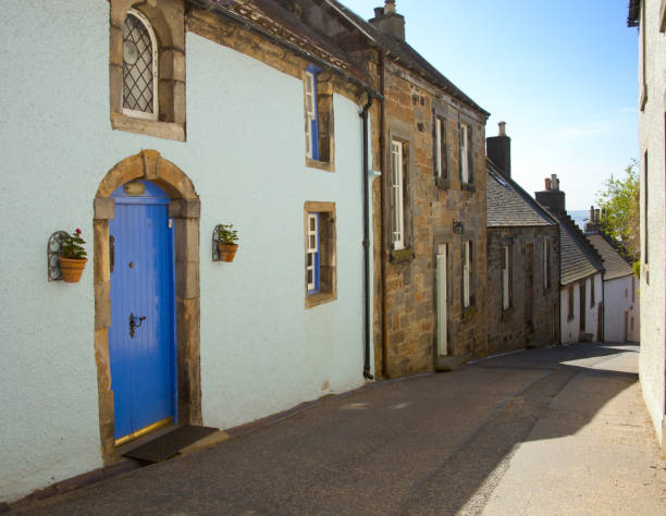 una strada a culross. scozia, regno unito - cottage scotland scottish culture holiday foto e immagini stock