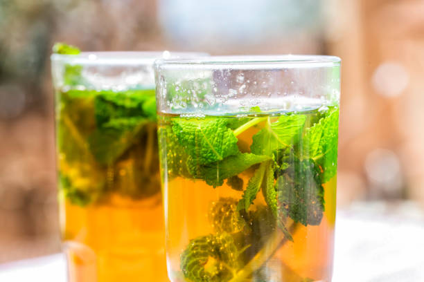 sei verde, verde con erba, menta, marocco. - morocco tea glass mint tea foto e immagini stock