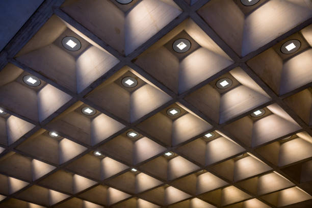 soffitto dal design geometrico decorativo con illuminazione in ogni quadrato - led lighting equipment light bulb installing foto e immagini stock