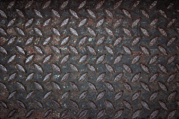 ロンバス形状またはチェッカープレートを備えた産業古い錆の金属鋼リスト。さびのある滑り止めの金属床階段シート、チェッカープレート製の床の質感。 - anti rust ストックフォトと画像