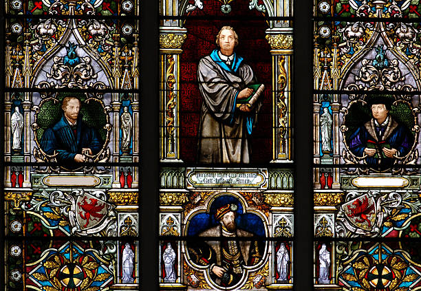 ventana con vitrales martin luther - protestantismo fotografías e imágenes de stock