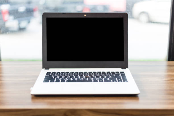 immagine mockup del laptop con schermo nero vuoto sul tavolo di legno della caffetteria. - computer key internet cafe coffee internet foto e immagini stock